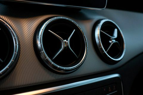 Bouches d'aération rondes d'un tableau de bord d'auto, vues de près