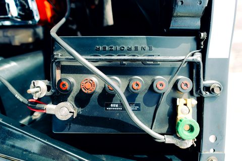 Batterie d'auto vue de près, bornes et câbles branchés